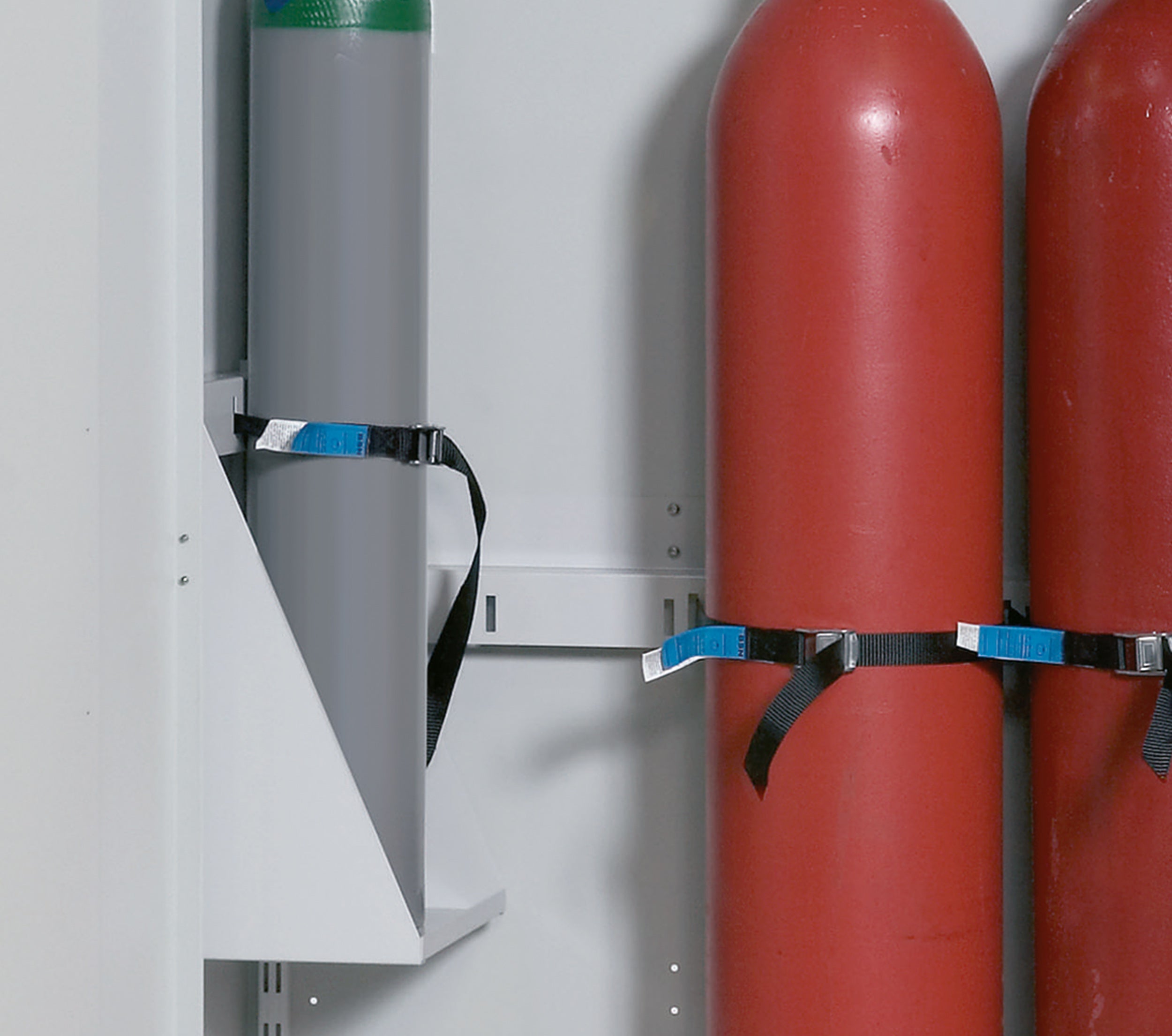 Porte-bouteilles latéral réglable en hauteur sans outils pour modèle(s): GOD avec une largeur de 700 mm, tôle d'acier revêtement par poudre lisse