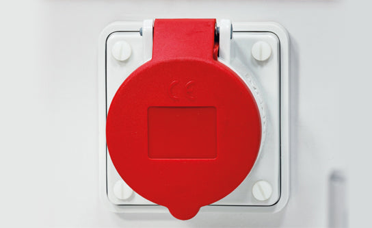 Steckdose 1 Stk. 400 V (IP44) für GAP mit Tiefe 750/850 mm und Sockel/Medienkanal