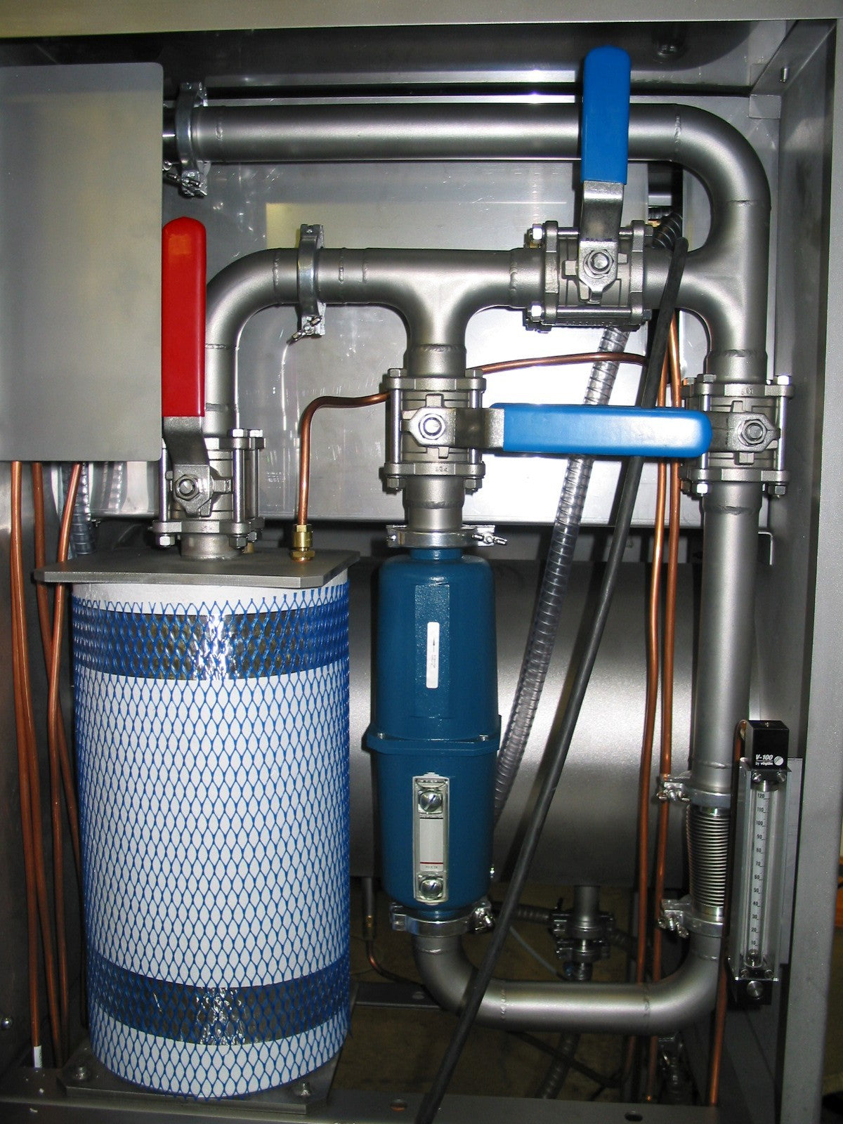 Gas cleaning with 1 adsorber and with solvent adsorber and integrated flushing control with pressure regulation