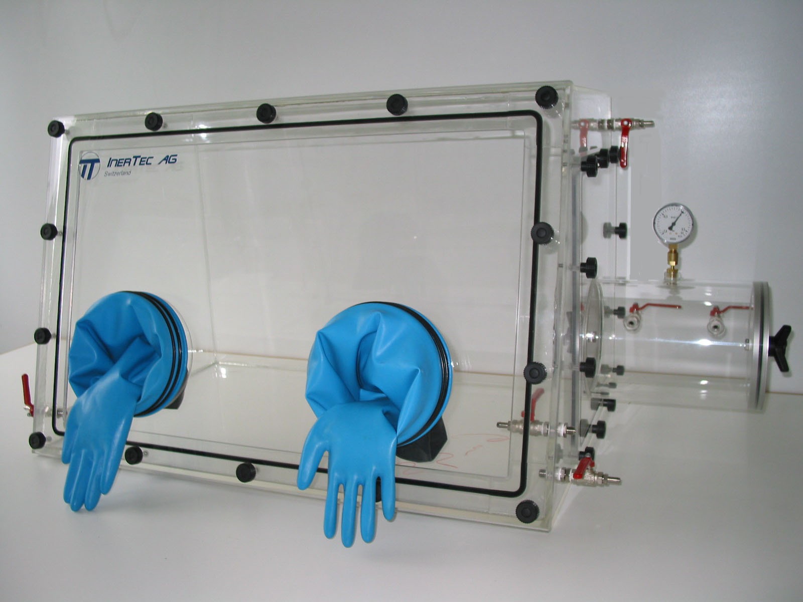 Glovebox aus Acryl> Gasbefüllung: Spülautomatik mit Druckregelung, Frontausführung: Standard, Seitenausführung: Flansch abnehmbar Steuerung: Sauerstoffregler