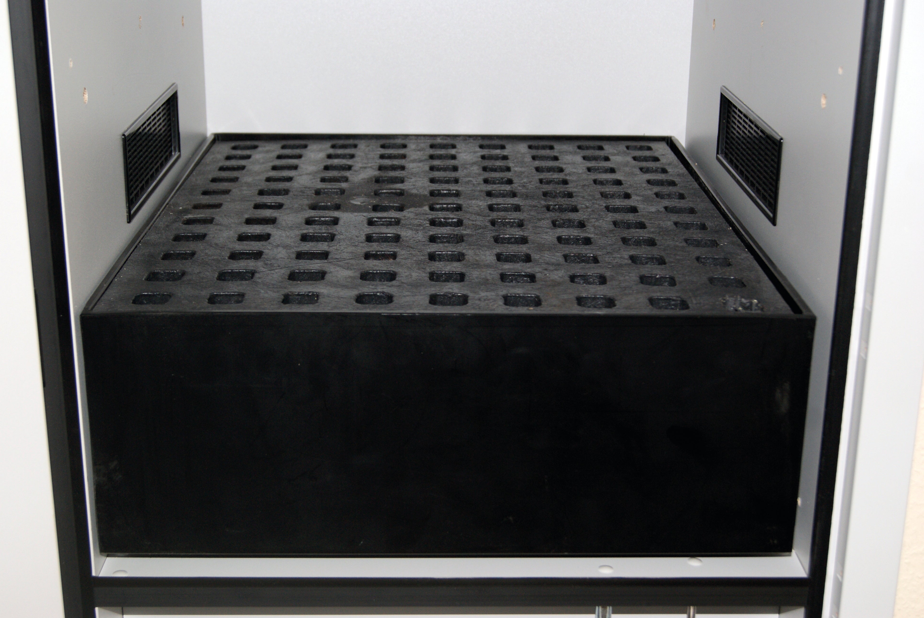 Bac de rétention sur étagère avec caillebotis (volume: 33,50 litres) pour modèle(s): Armoires acide-bases avec une largeur de 600 mm, polyéthylène brut