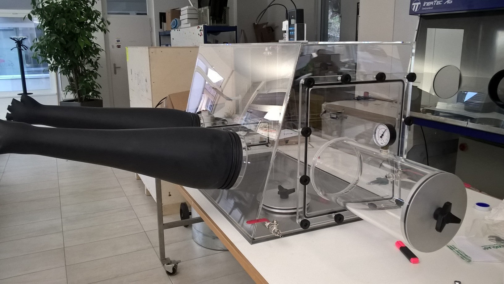 Glovebox made of acrylic&gt; Gas filling: by hand, front design: swivels upwards, side design: removable flange Control: oxygen and humidity display